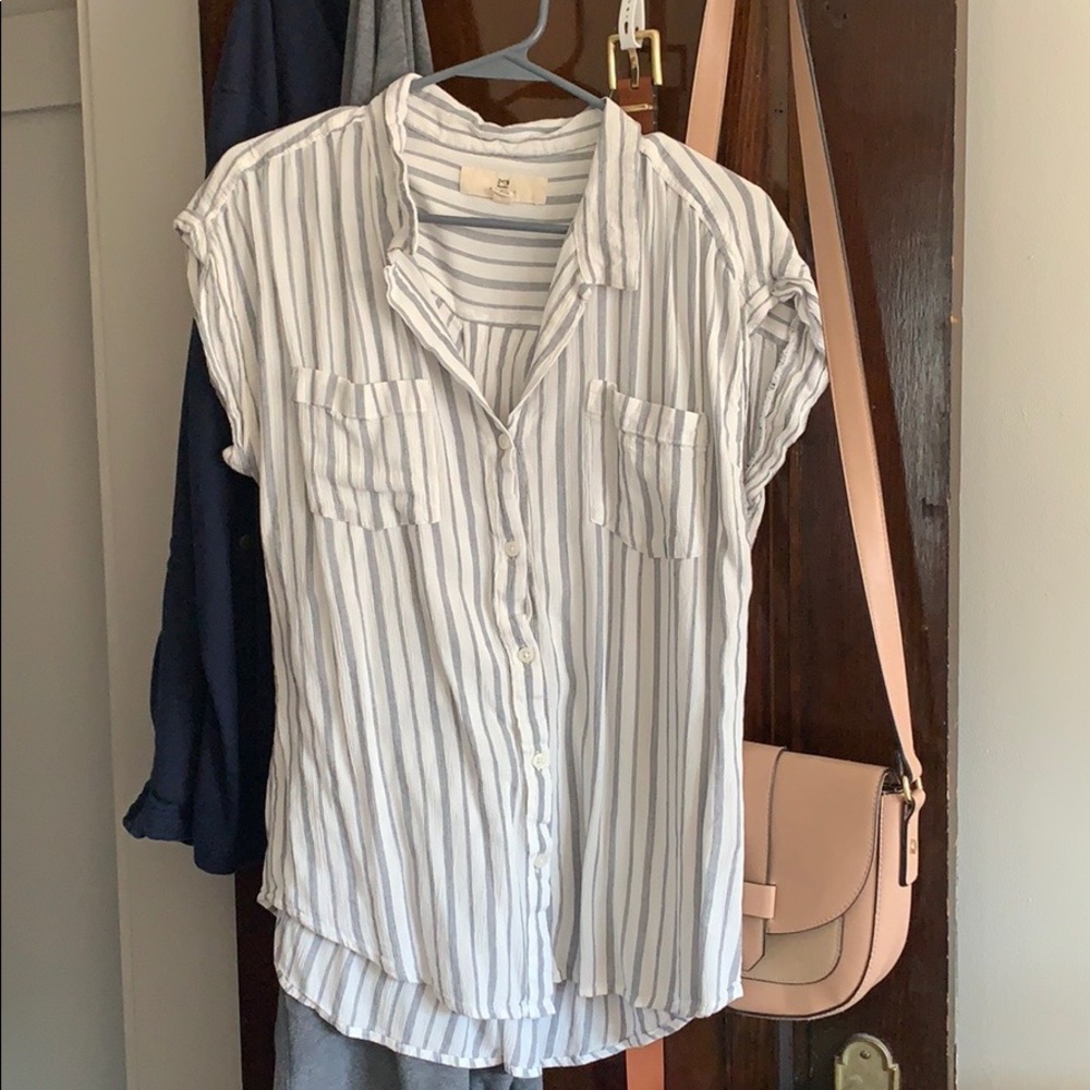 Short sleeve grey and white button down